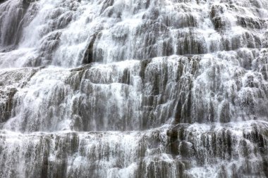 Dynjandi yakın çekim; bu şelale Batı fiyortlarının en ünlü şelalesidir ve tüm İzlanda 'nın en güzel şelalelerinden biridir.