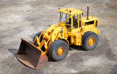 Tekerlekli buldozer kovayla dışarıda, İzlanda 'da, kum havuzunda duruyor.