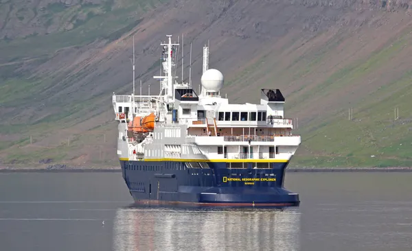 Dynjandi Islândia Agosto 2021 Explorador National Geographic Flutuando Fiorde Perto — Fotografia de Stock