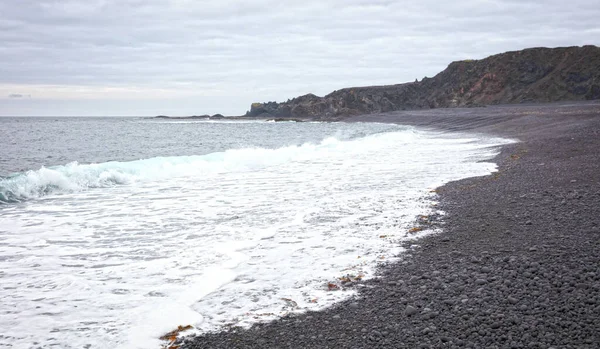 Ondas Batendo Uma Praia Calhau Preto Islândia Verão Nublado — Fotografia de Stock