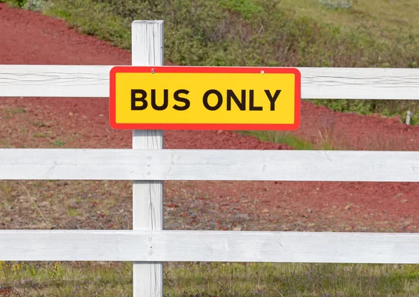 Parkeerplaats Voor Bus Alleen Een Wit Hek — Stockfoto