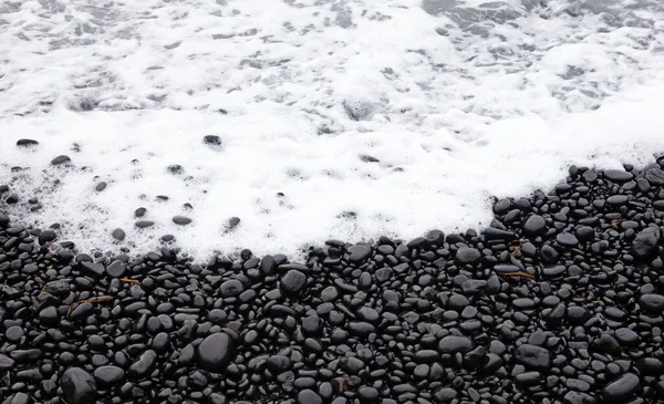 Waves Crashing Black Pebble Beach Iceland Cloudy Summer — Stock Photo, Image