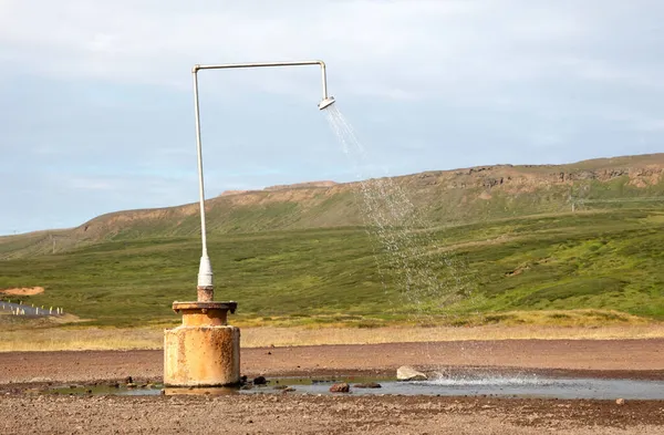 アイスランドの屋外シャワー 使用されるのを待っている — ストック写真