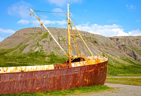 西フィヨルドの古い錆びた難破船 アイスランド北西部 — ストック写真