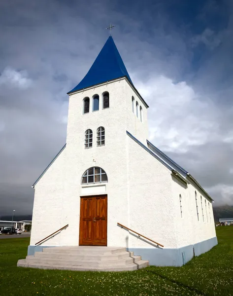 Mały Kościół Burzliwym Niebem Islandii — Zdjęcie stockowe