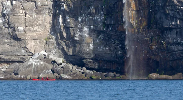 Kayak Turistico Sulla Costa Atlantica Vicino Una Cascata Islanda — Foto Stock