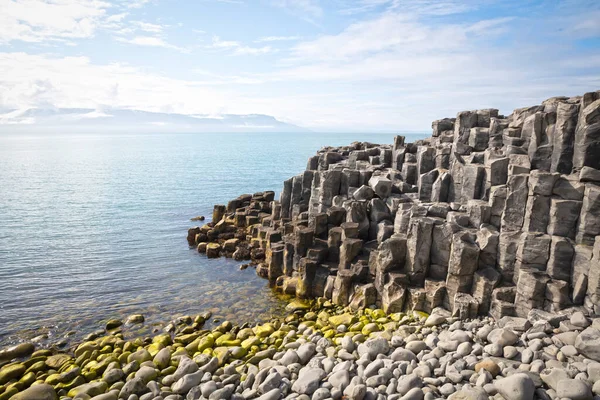 冰岛西北部Kalfshamarsvik地区的火山岩或玄武岩层状物 — 图库照片