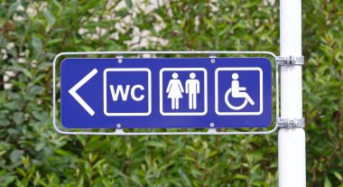 Erkekler & Kadınlar tuvaleti ve engelliler için ok işareti