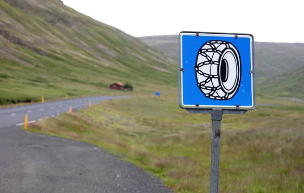 Prawdziwe Islandzki Ruchu Znak Wskazujący Łańcuchy Śnieżne Wymagane — Zdjęcie stockowe