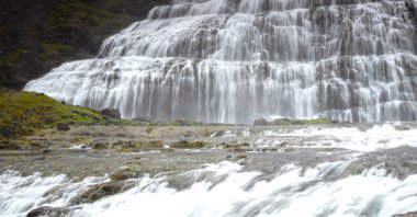 Dynjandi yakın çekim; bu şelale Batı fiyortlarının en ünlü şelalesidir ve tüm İzlanda 'nın en güzel şelalelerinden biridir.