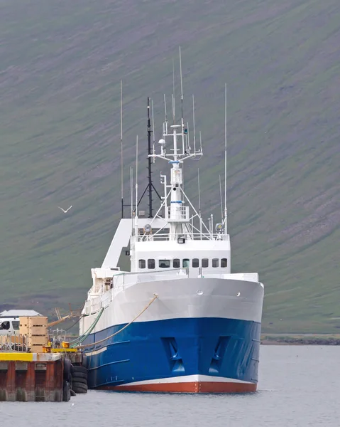 在冰岛西峡湾水域捕鱼的商业中上层渔船 — 图库照片