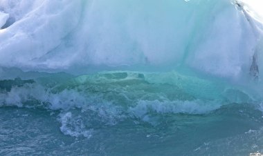 Jokulsarlon 'a yakın olan İzlanda' nın güneydoğusundaki en büyük buzul gölü, Vatnajokul 'dan gelen Breidamerkurjokull buzulunun başında yer almaktadır.