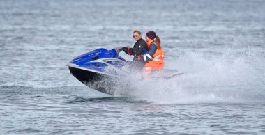 Husavik, İzlanda 2 Ağustos 2021: Jetski 'de rehberli turist, büyük balinaları avlıyor