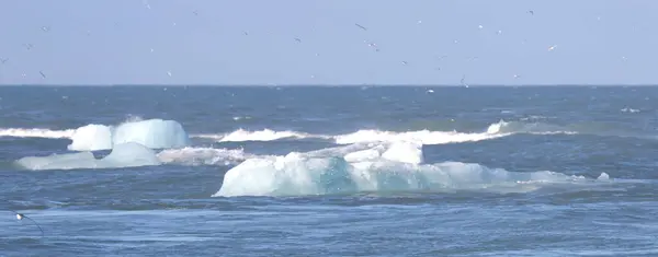 Icebergs Flutuando Praia Diamantes Jokulsarlon Islândia — Fotografia de Stock