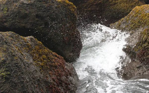 Грубые Атлантические Воды Исландском Побережье Летом — стоковое фото