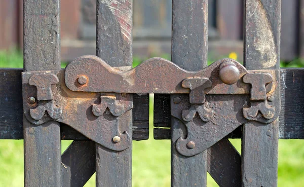 Closeup Old Rusty Metal Fence Fragment Lock Fence — Stock Photo, Image