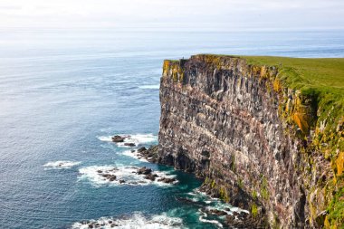 Bu görkemli yüksek kayalıklar Latrabjarg 'da, İzlanda' nın en batı noktasında, milyonlarca kuşun yuvası, Avrupa 'nın 14km uzunluğunda ve 440 metre yüksekliğindeki en büyük kuş uçurumları.