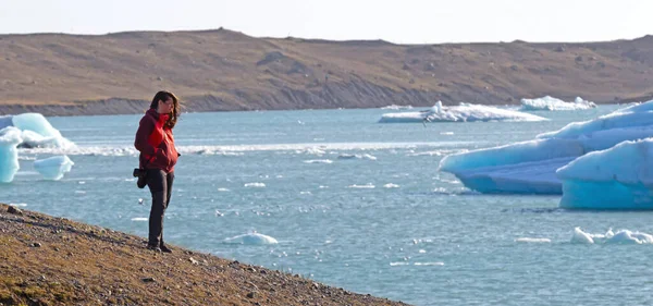 Жінка Вигулює Пляж Jokulsarlon Льодовика Лагуни Півдні Ісландії — стокове фото