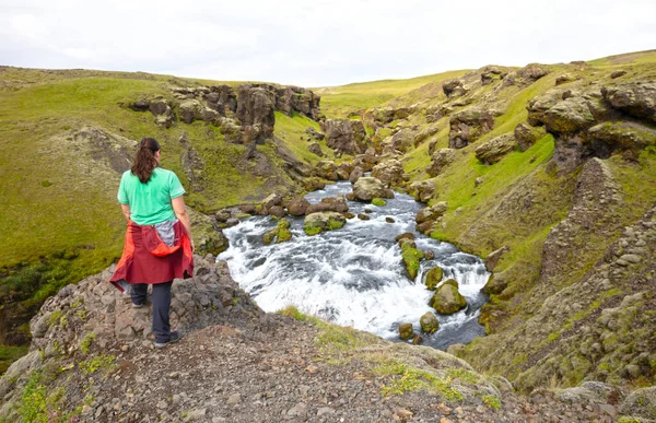 Kobieta Obserwująca Rzekę Skoga Przed Wodospadem Skogafoss Islandia — Zdjęcie stockowe