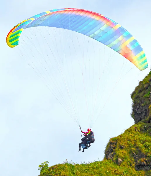 Vik Islandia Julio 2021 Parapentes Tándem Volando Por Aire Cerca —  Fotos de Stock