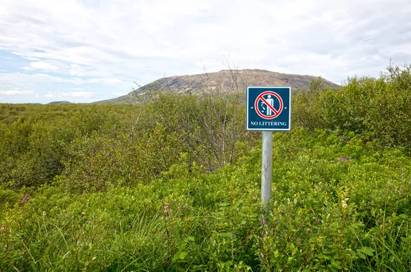 アイスランドの自然保護区には文字の看板がありません — ストック写真