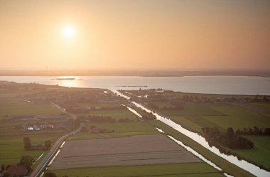 Hollanda 'nın kuzey illerinden biri olan Friesland' ın tarım arazisi - yukarıdan Friesland - Kanal