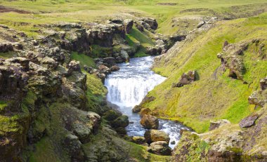 Skoga nehri Skogafoss şelalesinden önce, İzlanda