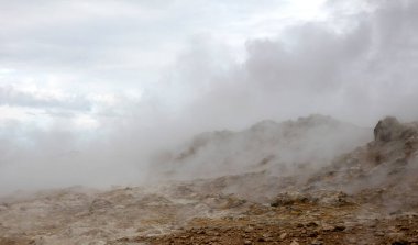 Kuzey İzlanda 'da Hver, Namafjall' ın jeotermal bölgesinde dumanı tüten fümerol