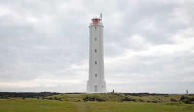 İzlanda 'nın batı kıyısında beyaz deniz feneri.