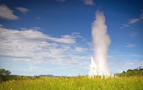 Utbrott Strokkur Geyser Mot Morgonsolen Island — Stockfoto