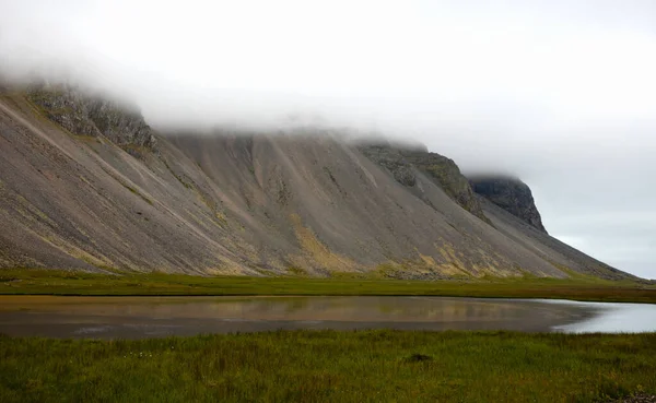 Vestrahorn Βουνό Στα Νότια Της Ισλανδίας Ομιχλώδης Ημέρα — Φωτογραφία Αρχείου
