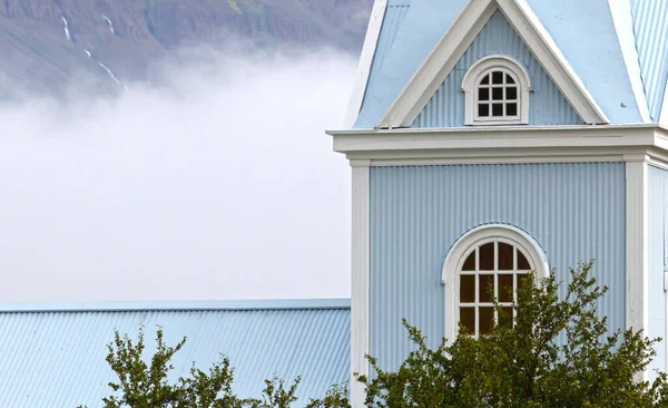Dřevěný Modrý Kostel Mlze Trpaslík Pozadí Hory Island — Stock fotografie