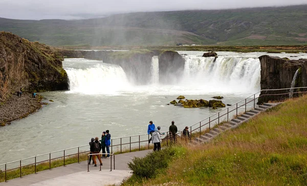 Godafoss Islandia Pada Agustus 2021 Wisatawan Mengunjungi Air Terjun Godafoss — Stok Foto