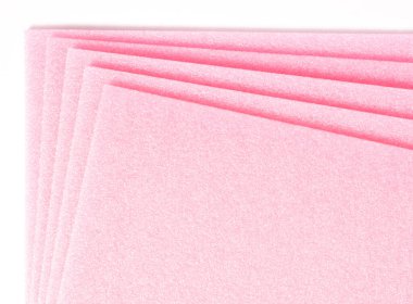 Taşıma sırasında nesneleri korumak için kullanılan koruma köpüğü parçaları, beyaz üzerinde izole edilmiş.