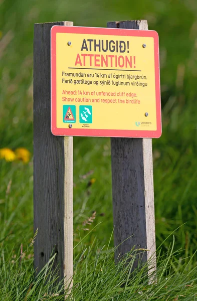 Señal Advertencia Color Amarillo Latrabjarg Islandia —  Fotos de Stock