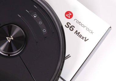 Leeuwarden, Hollanda - 7 Temmuz 2021: Roborock 'un sancak gemisi S6 MaxV' nin yakın çekimi