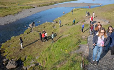 Kirkjufell, İzlanda 7 Ağustos 2021 - İzlanda halkının koyduğu sınırları görmezden gelen yabancı turistler, doğayı küçük düşürüyorlar.