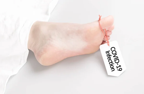 Corp Eticheta Degetului Picioare Alb Sub Foaie Albă Infecție Covid — Fotografie, imagine de stoc