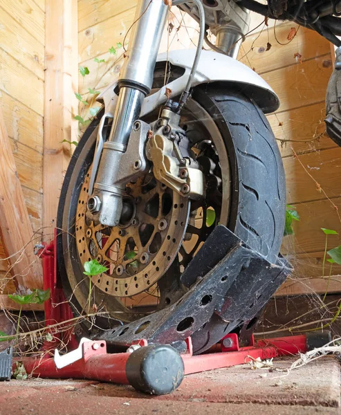 Старий Брудний Мотоцикл Сараї Дорослому Вибірковому Фокусі — стокове фото