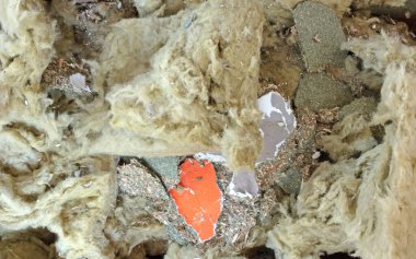 Ev yenileme konsepti - Ahşap bir duvarı yıkmak, bir evi yenilemek, odun yığını ve izolasyon malzemesi