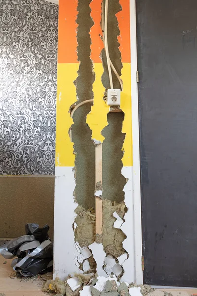 Αρχική Ανακαίνιση Σπάζοντας Ένα Ξύλινο Τοίχο Για Βρείτε Καλώδια Του — Φωτογραφία Αρχείου