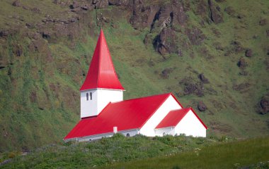 İzlanda 'nın Vik kasabasında kırmızı çan kulesiyle çevrili kilise
