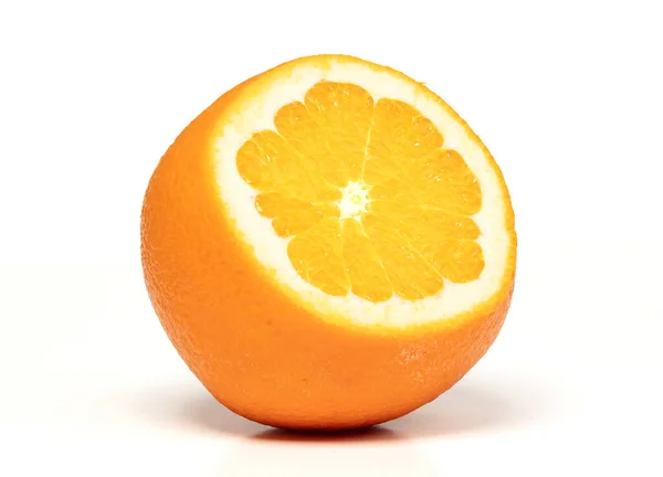 바탕에 떨어져 커다란 오렌지를 핥았다 — 스톡 사진