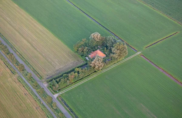 オランダ北部の一つであるフリースラントの農業風景 上から見たフリースラント 地元の農場 — ストック写真