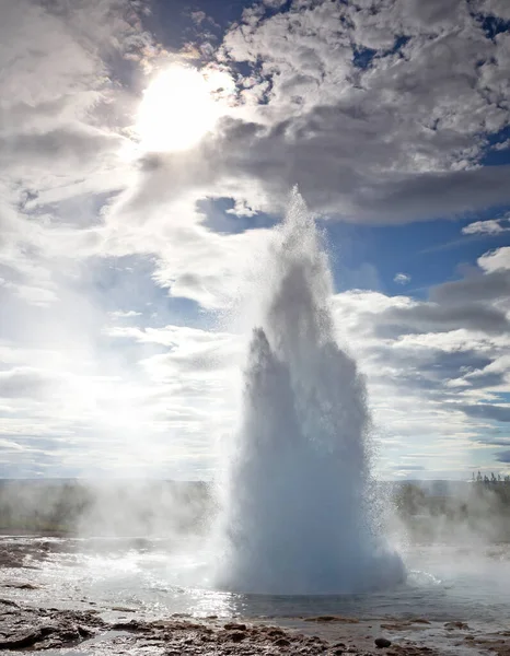 Strokkur Geyser Kitörése Reggeli Nap Ellen Izlandon — Stock Fotó