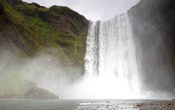 位于冰岛南部的壮观的Skogafoss瀑布 — 图库照片