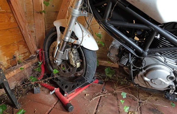 Old Dirty Motorcycle Shed Overgrown Selective Focus — Stock Photo, Image