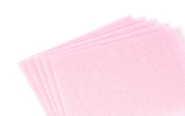 Taşıma sırasında nesneleri korumak için kullanılan koruma köpüğü parçaları, beyaz üzerinde izole edilmiş.