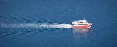 Lanzarote, İspanya, Ocak 1, 2022: Feribot yolcuları La Graciosa ve Lanzarote adaları arasında taşınıyor