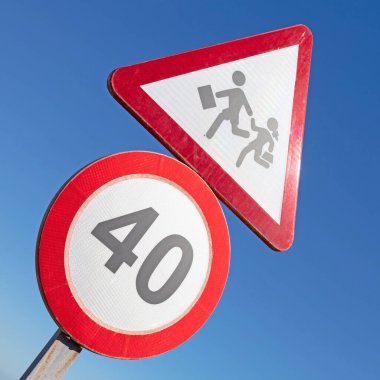 Çocukları oynamak veya çapraz okul çocukları için trafik işaretleri uyarısı, Lanzarote (İspanya)